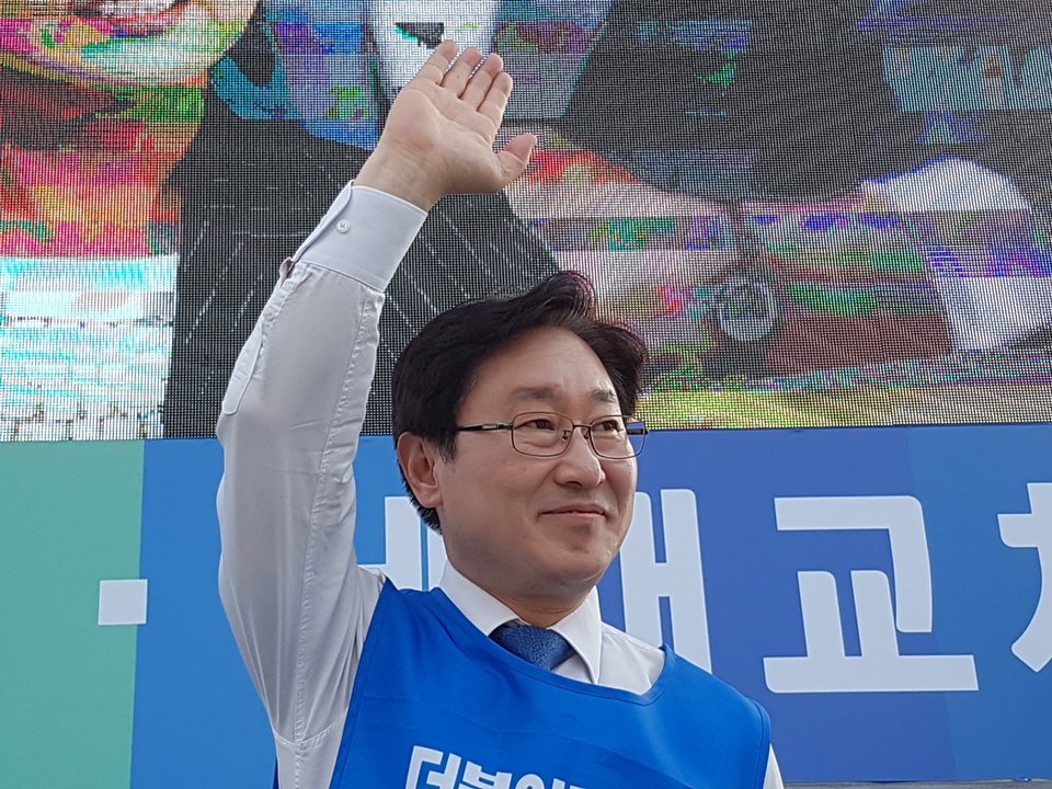 8일 오후 홍성 광천을 찾은 박범계 의원은 "“홍성의 모든 사안을 제대로 파악하고 있는 젊고 똑똑하고 섬세한 지도력을 갖춘 후보를 선택해야 한다”면서 민주당 후보의 지지를 호소했다. 