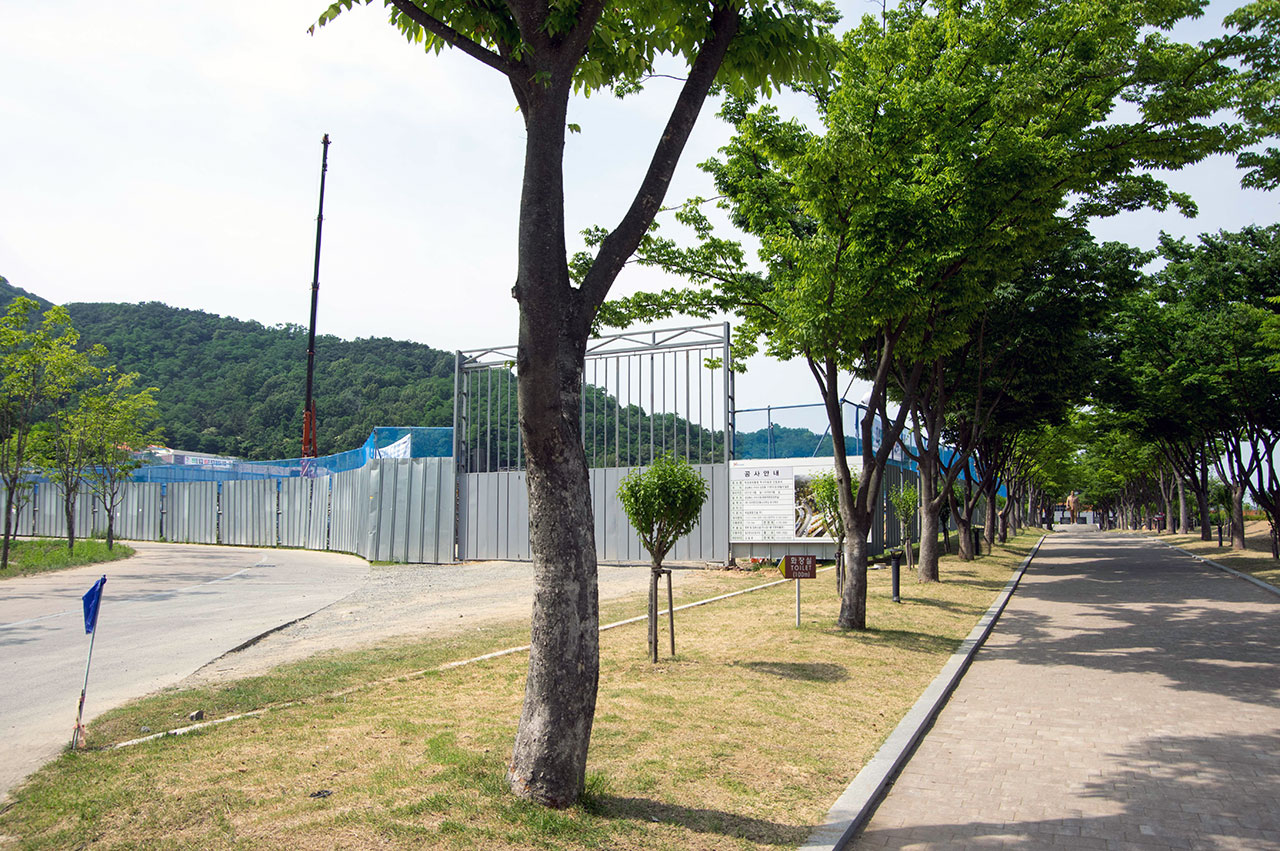  철판으로 가린 역사자료관 공사 현장. 오른쪽으로 멀리 박정희 동상이 보인다.