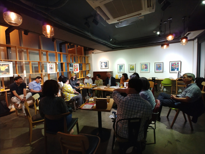 참여연대 카페통인에서 열린 박진수 작가와의 만남 모습