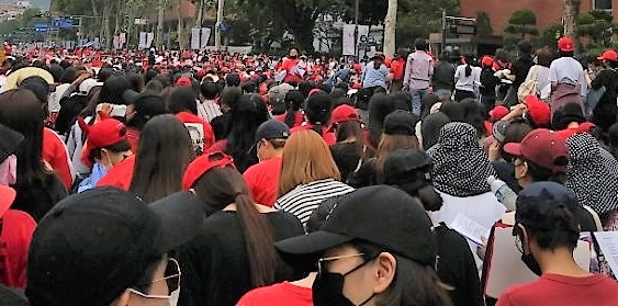 9일 오후 붉은 옷을 입은  1만5000 여성들이 서울 대학로 모여 '불법촬영, 편파수사' 규탄하는 2차 시위를 했다.
