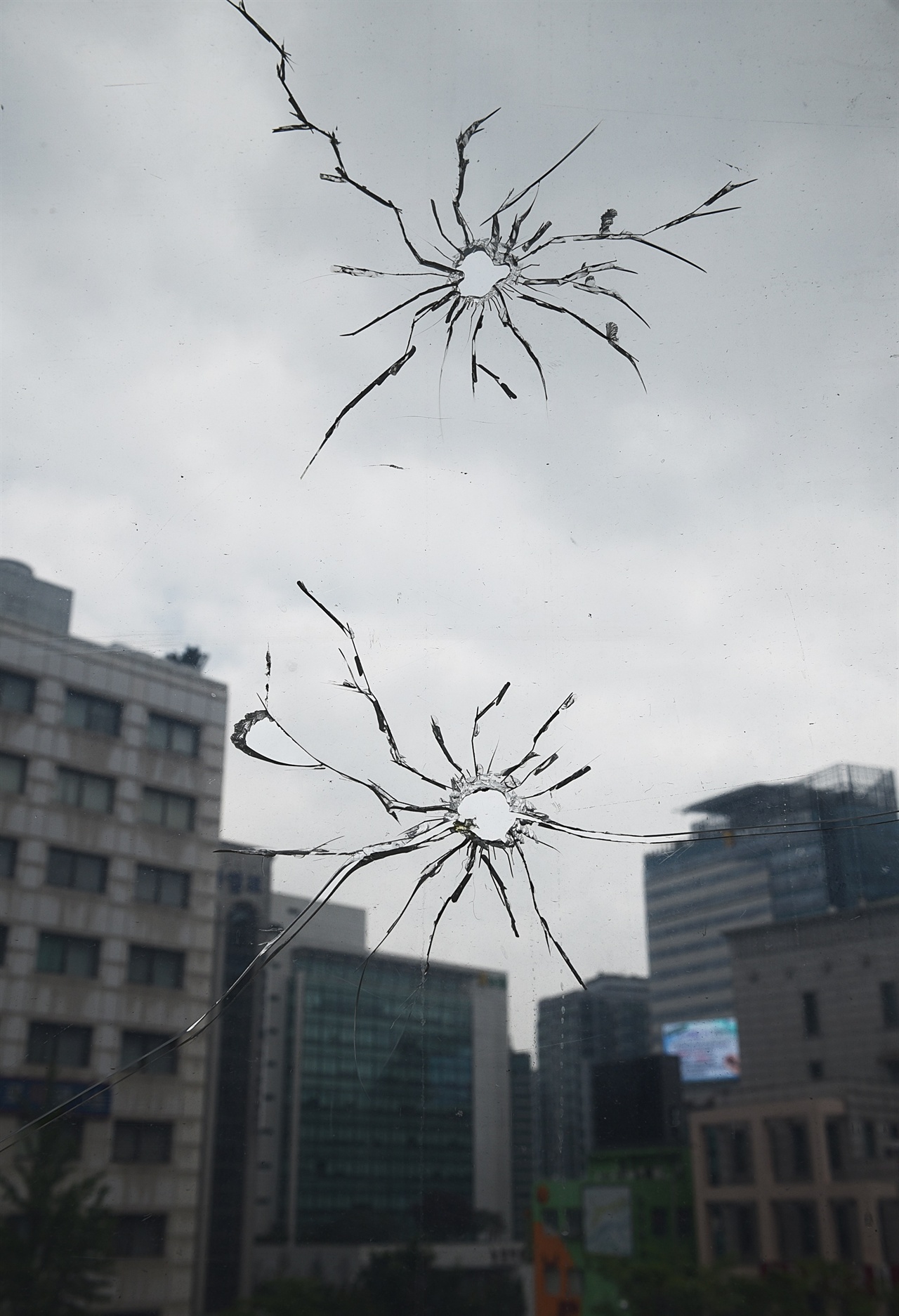 경교장 2층의 총탄 자국  지금도 김구 집무실 책상 뒤 유리창에 선명하게 남아 있다. 