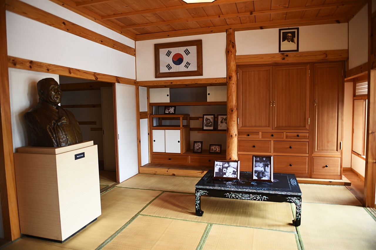 경교장 2층에 있다. 김구의 흉상과 사진 자료들이 있고, 창가에 책상이 놓여 있다. 