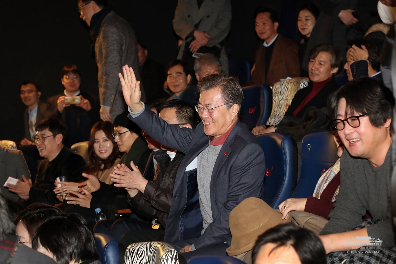  지난 1월 7일 영화 < 1987 >을 관람하기 위해 서울의 한 극장을 찾은 문재인 대통령