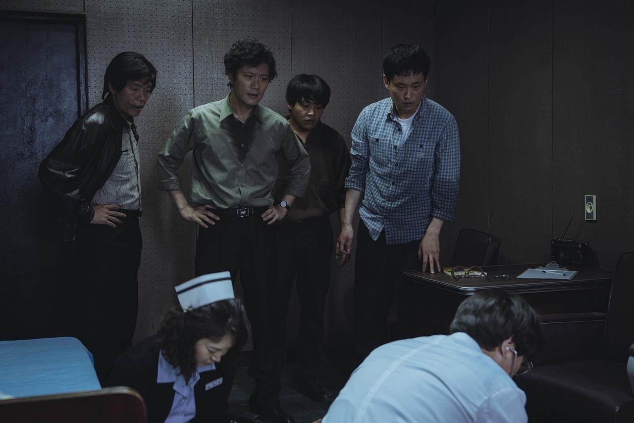  영화 <1987>의 한 장면. 남영동 대공분실에서 박종철을 고문한 경찰들 