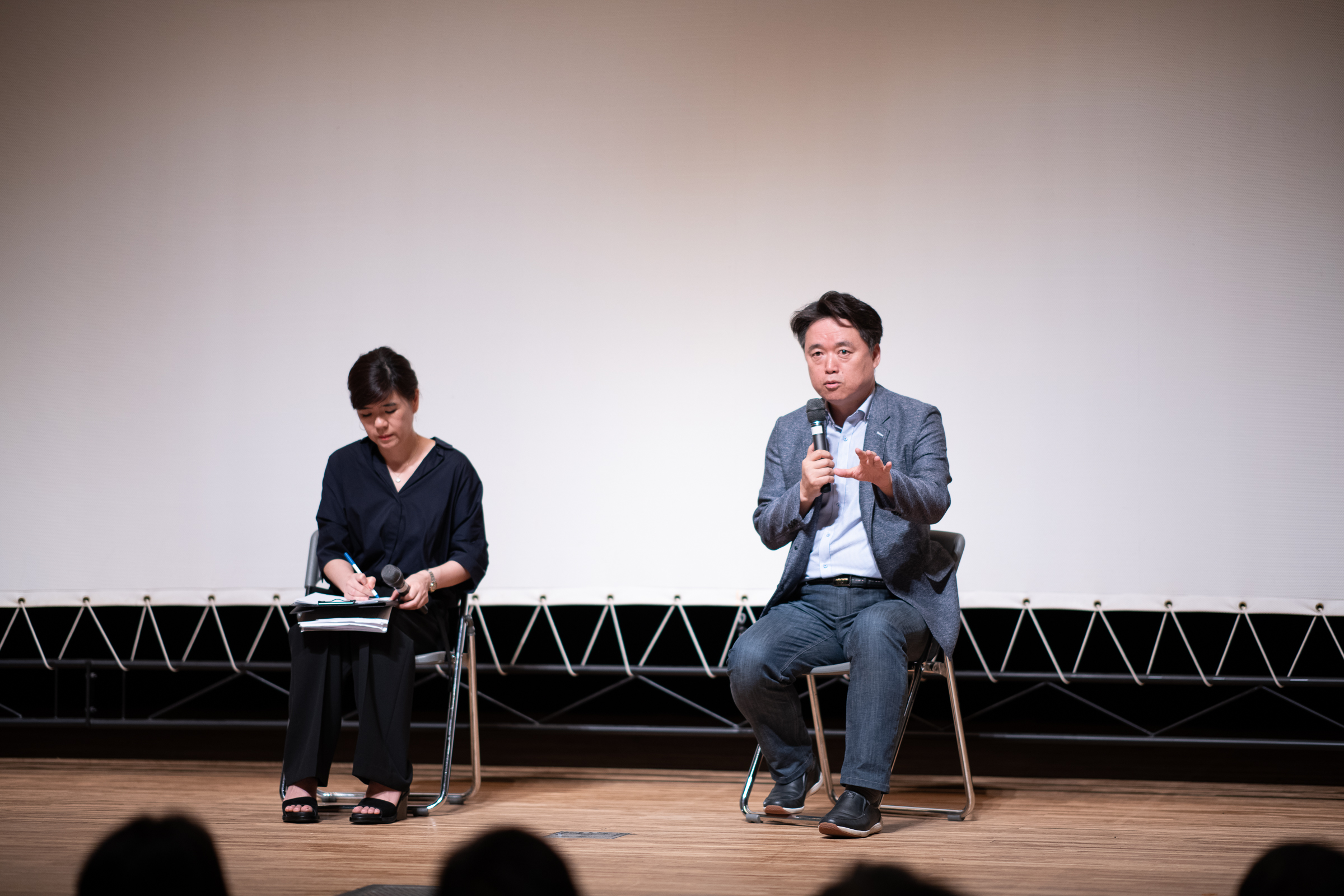  최승호 감독이 9일 오후 도쿄 나카노구 나카노제로홀에서 영화 <공범자들>에 대한 얘기를 하고 있다.