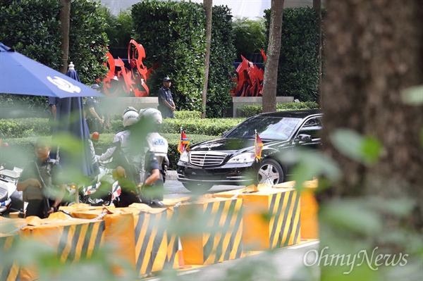 북미정상회담을 이틀 앞둔 10일 오후 김정은 북한 국무위원장이 탑승한 차량이 싱가포르 세인트레지스 호텔에 도착하고 있다.

