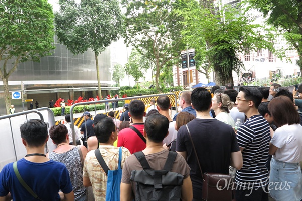 북미정상회담을 이틀 앞둔 10일 오후 싱가포르 세인트레지스 호텔 앞에서 시민들이 김정은 북한 국무위원장의 도착 모습을 보기 위해 기다리고 있다.