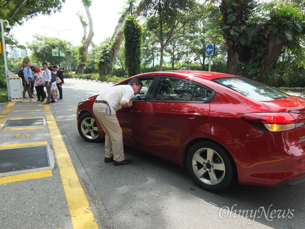 북미정상회담을 이틀 앞둔 10일 오후, 북미 정상이 만날 싱가포르 센토사섬 카펠라 호텔 정문에서 보안요원이 차량에 탑승한 사람의 신원을 확인하고 있다. 확인증이 붙은 차량만 출입이 가능했다.