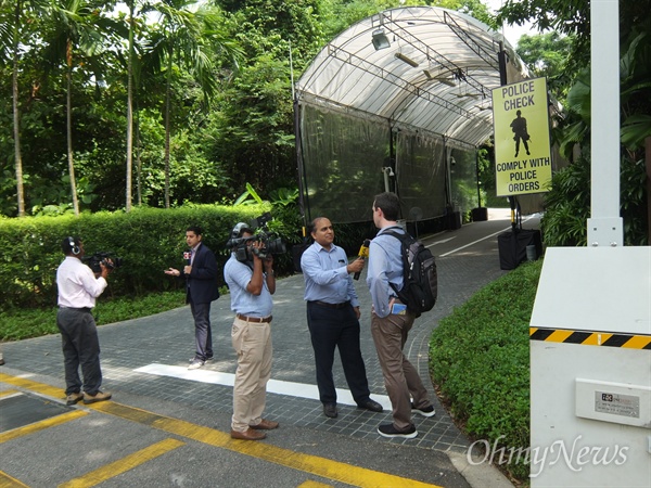 북미정상회담을 이틀 앞둔 10일 오후, 북미 정상이 만날 싱가포르 센토사섬 카펠라 호텔 주변은 보안이 한층 강화된 모습이었다. 호텔 앞 모여든 취재진의 모습