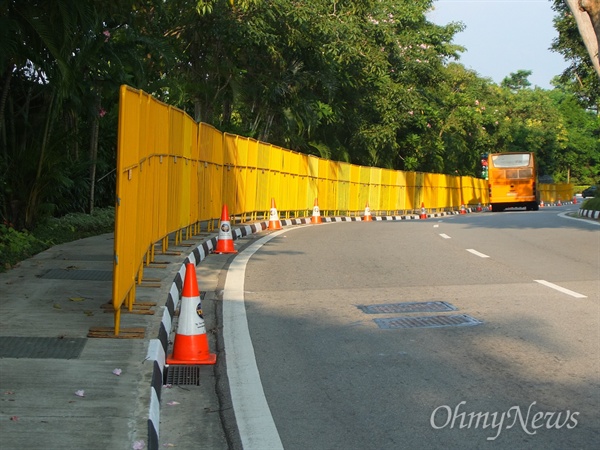 10일 오후, 이틀 뒤 북미정상이 만나게 될 싱가포르 센토사섬 카펠라호텔 정문 앞에는 통행로를 따라 약 1.5~1.7m 높이의 노란색 가림막도 추가로 설치됐다.