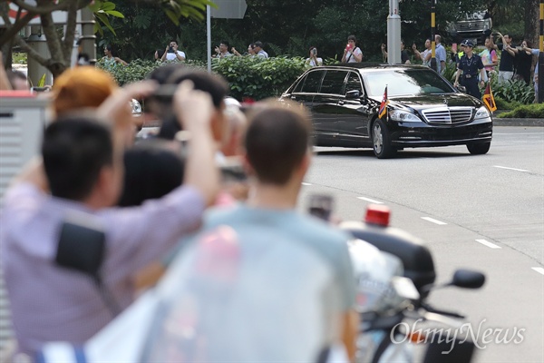 북미정상회담을 위해 싱가포르에 도착한 김정은 북한 국무위원장이 10일 오후 리셴룽 싱가포르 총리와의 정상회담을 하기 위해 숙소인 세인트레지스 호텔을 나서고 있다.