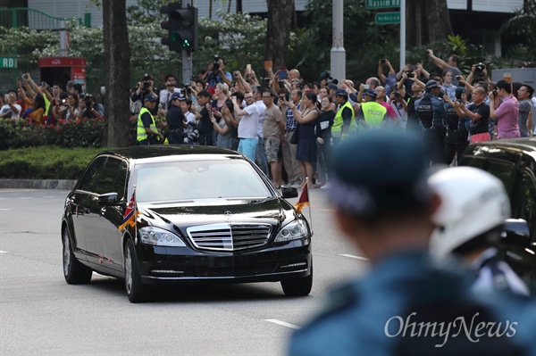 북미정상회담을 위해 싱가포르에 도착한 김정은 북한 국무위원장이 10일 오후 리셴룽 싱가포르 총리와의 정상회담을 하기 위해 숙소인 세인트레지스 호텔을 나서고 있다.