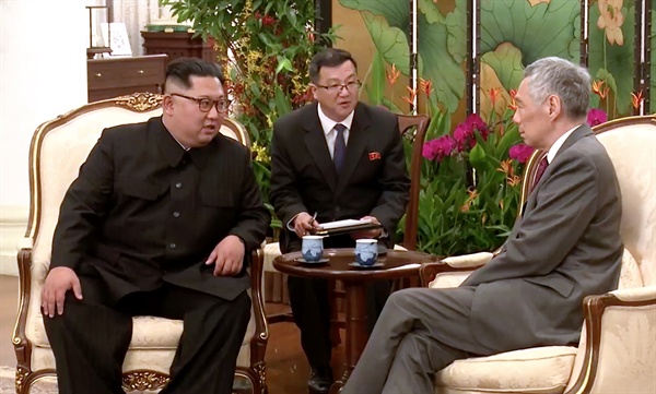 북미정상회담을 위해 싱가포르를 방문한 김정은 국무위원장이 10일 오후 싱가포르 대통령궁에서 리셴룽(李顯龍) 총리와 회담하고 있다.
