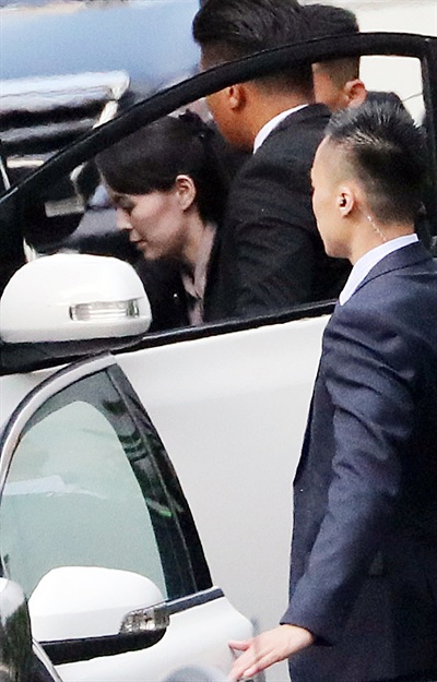 북미정상회담을 이틀 앞둔 지난 10일 오후 싱가포르 세인트 리지스 호텔에서 김여정 당 제1부부장이 김정은 위원장과 리셴룽 총리의 면담에 동행하기 위해 차에 탑승하고 있다.