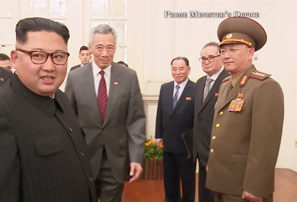 김정은-리셴룽 회담 북미정상회담을 위해 싱가포르를 방문한 김정은 국무위원장이 10일 오후 싱가포르 대통령궁에서 리센룽(李顯龍) 총리(왼쪽에서 세번째)와 회담하기 위해 도착했다. (오른쪽 세번째부터) 김영철 노동당 중앙위원회 부위원장, 리수용 국제부장, 노광철 인민무력상이 배석하고 있다.