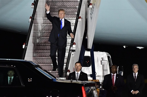 북미정상회담을 위해 싱가포르를 방문한 미국 도널드 트럼프 대통령이 10일 오후 싱가포르 파야레바 공군기지에 도착해 전용기에서 내리고 있다. [스트레이츠타임스 페이스북 캡처=연합뉴스]