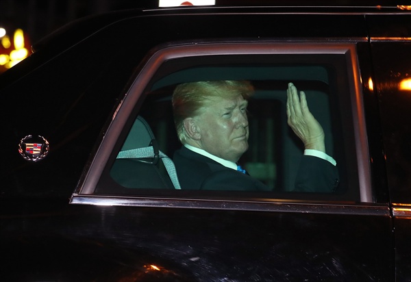 북미정상회담을 이틀 앞둔 10일 도널드 트럼프 미국 대통령이 숙소인 샹그릴라호텔로 들어가며 취재진을 향해 손을 흔들고 있다.