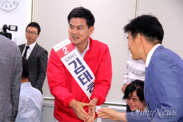 자유한국당 김태호 경남지사 후보는 6월 11일 오전 경남도청 프레스센터에서 기자회견을 열었다. 