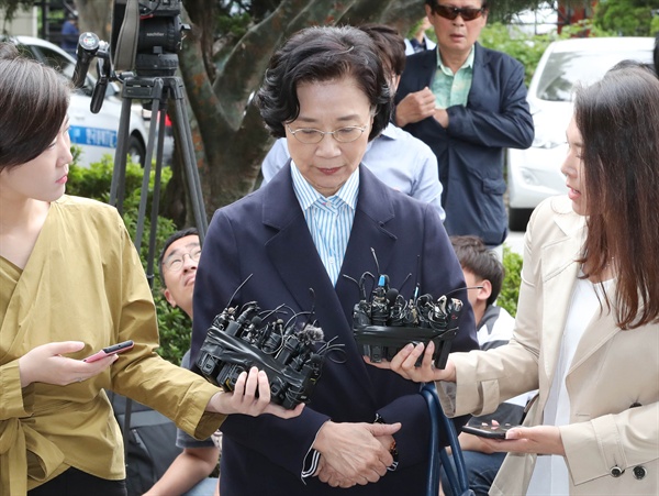  외국인 불법 고용 혐의로 한진그룹 조양호 회장의 아내 이명희 씨가 피의자 신분으로 조사받기 위해 11일 서울 양천구 목동 법무부 산하 서울 출입국외국인청에 출석하고 있다.