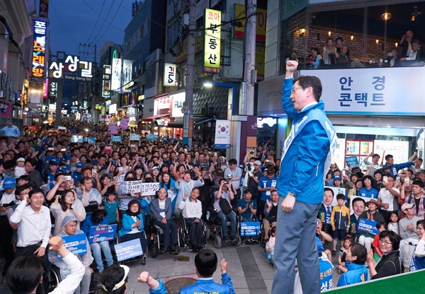 더불어민주당 김경수 경남지사 후보는 6월 10일 저녁 창원마산 오동동문화광장에서 집중유세를 벌였다.