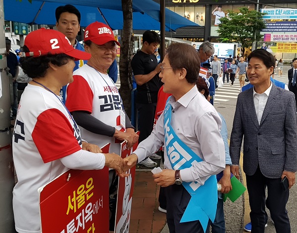 이날 자유한국당 후보 홍보를 하고 있는 선거운동원들과 악수를 하는 조희연 서울시교육감 후보이다.