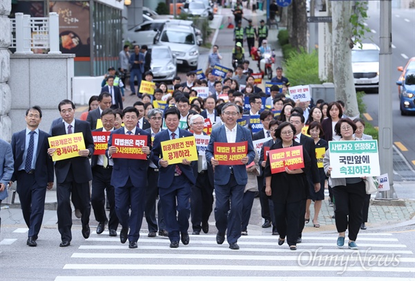 전국변호사 비상시국 서명 변호사들이 11일 오전 서울 서초구 변호사회관 앞에서 기자회견을 마치고 대법원을 향해  사법행정권 남용 진상규명과 책임자 처벌 규탄 행진을 하고 있다. 