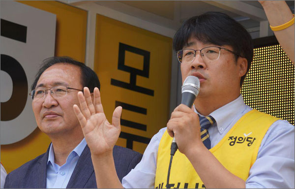 노회찬 의원과 함께 유세를 하고 있는 김윤기 정의당 대전시장 후보(오른쪽).