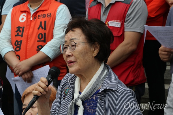 일본군 위안부 출신 이용수 할머니가 11일 오전 대구시교육청 앞에서 열린 기자회견에서 강은희 대구시교육감 후보의 사퇴를 촉구하고 있다.