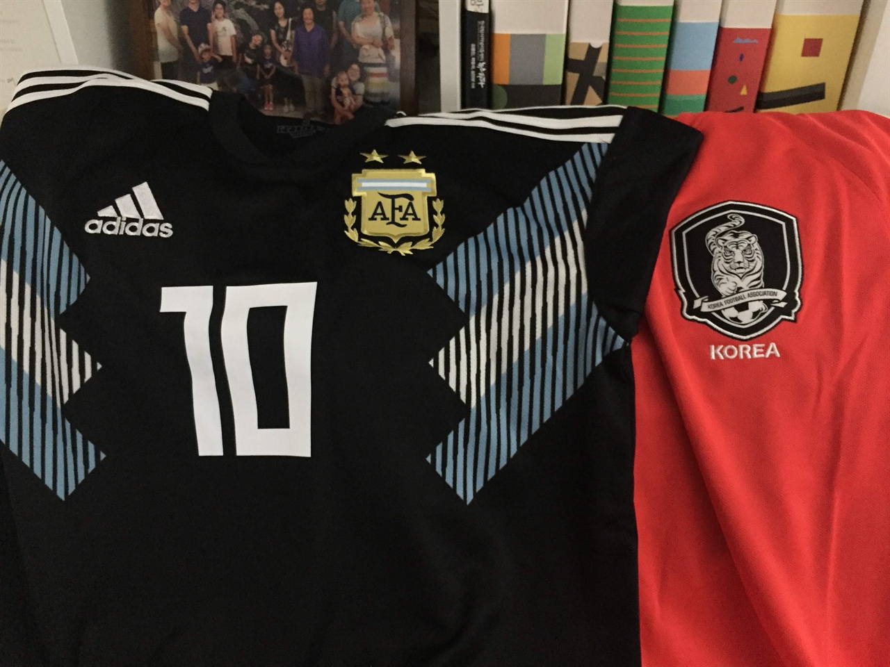 준비했습니다, 유니폼! 앗, 메시님을 보기 위해 유니폼에 이름까지 넣었는데, 정작 아르헨티나의 표는 한 장도 구하지를 못했습니다. 역시, 아르헨티나와 메시만은 '잊혀진 월드컵'에서도 결코 잊혀지지 않네요. 