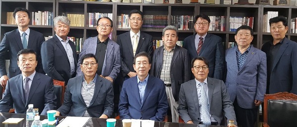 노사대표들과 박원순 서울시장 후보가 기념사진을 촬영했다.