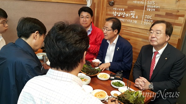 홍준표 자유한국당 대표가 11일 오후 예정에 앖던 서문시장을 찾아 상인들과 만난 뒤 한 식당에서 지인들과 식사를 하고 있다.