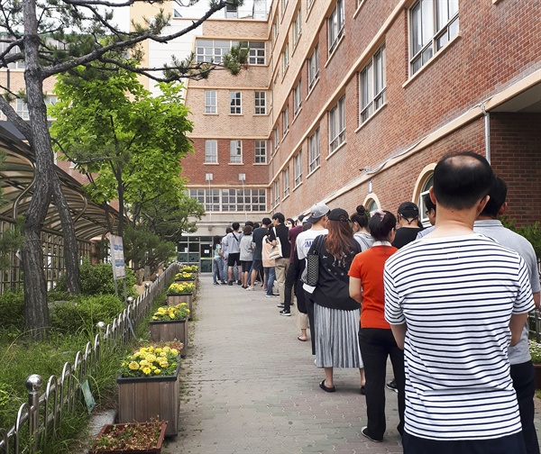 지난 9일 인천 서구의 한 사전투표장에서 시민들이 투표를 위해 길게 줄을 서 있다.