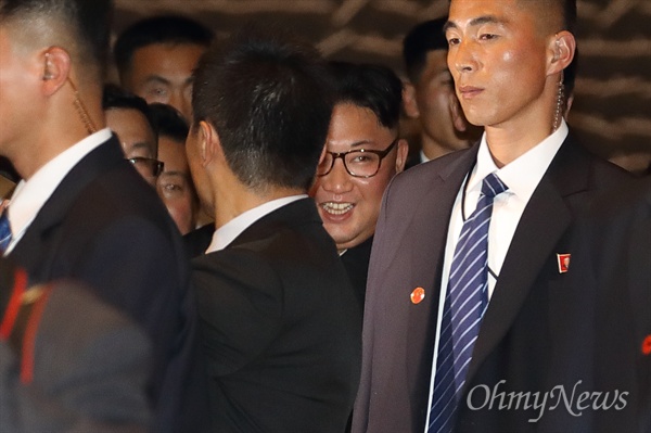 북미정상회담을 위해 싱가포르를 방문 중인 김정은 북한 국무위원장이 11일 오후 마리나 베이 샌즈 호텔에 도착해 스카이파크 전망대를 둘러보기 위해 이동하고 있다. 