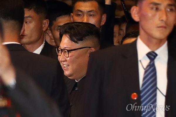 북미정상회담을 위해 싱가포르를 방문 중인 김정은 북한 국무위원장이 11일 오후 마리나 베이 샌즈 호텔에 도착해 스카이파크 전망대를 둘러보기 위해 이동하고 있다. 