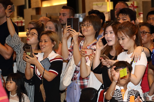 북미정상회담을 위해 싱가포르를 방문 중인 김정은 북한 국무위원장이 11일 오후 마리나베이 샌즈 호텔을 방문한다는 소식이 전해지자, 시민과 관광객들이 휴대폰을 찍으며 김 국무위원장을 기다리고 있다. 