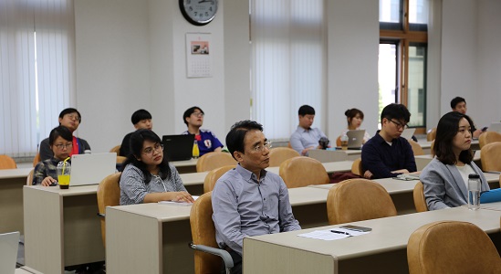 박 이사장의 강의를 듣고 있는 세명대 저널리즘스쿨 학생들.