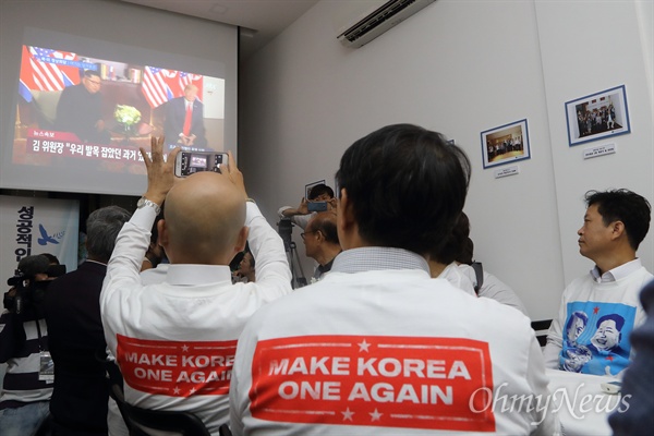 김정은 북한 국무위원장과 도널드 트럼프 미국 대통령의 역사적인 첫 북미정상회담이 이뤄진 12일 오전 싱가포르 한인회 사무실에서 교민들이 모여 두 정상의 만남이 생중계되는 화면을 시청하고 있다.