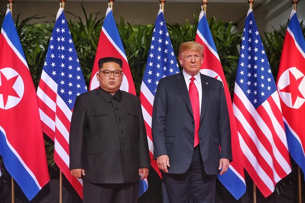 역사적인 첫 북미정상회담이 열린 12일 오전 싱가포르 센토사 섬 카펠라호텔에서 김정은 국무위원장과 트럼프 대통령이 첫 만남을 갖고 있다.