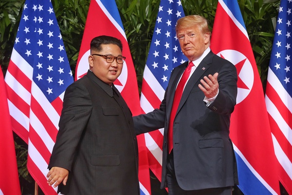 역사적인 첫 북미정상회담이 열린 12일 오전 싱가포르 센토사 섬 카펠라호텔에서 김정은 국무위원장과 트럼프 대통령이 첫 만남을 갖고 있다.