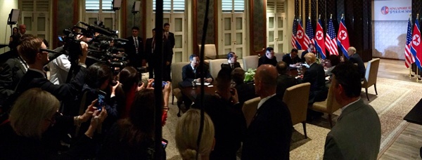 역사적인 첫 북미정상회담이 열린 12일 오전 싱가포르 센토사 섬 카펠라호텔에서 김정은 국무위원장과 트럼프 대통령 등이 참석한 가운데 확대정상회담이 열리고 있다.