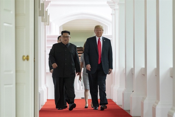 역사적인 첫 북미정상회담이 열린 지난 2018년 6월 12일 오전 싱가포르 센토사 섬 카펠라호텔에서 김정은 국무위원장과 트럼프 대통령이 회담장으로 향하고 있다.