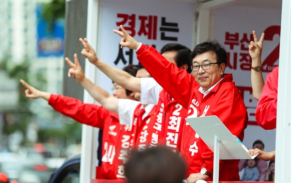 서병수 자유한국당 부산시장 후보가 12일 마지막 유세일을 맞아 부산을 누비며 유세를 벌이고 있다. 
