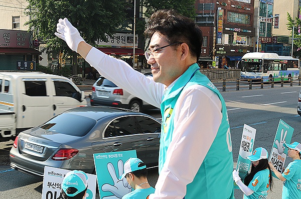이성권 바른미래당 후보가 유권자들에게 지지를 호소하고 있는 모습. 