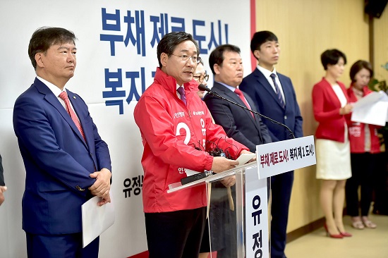 자유한국당 유정복 인천시장 후보(왼쪽 두번째)과 민경욱 선거대책위원장(맨 왼쪽)