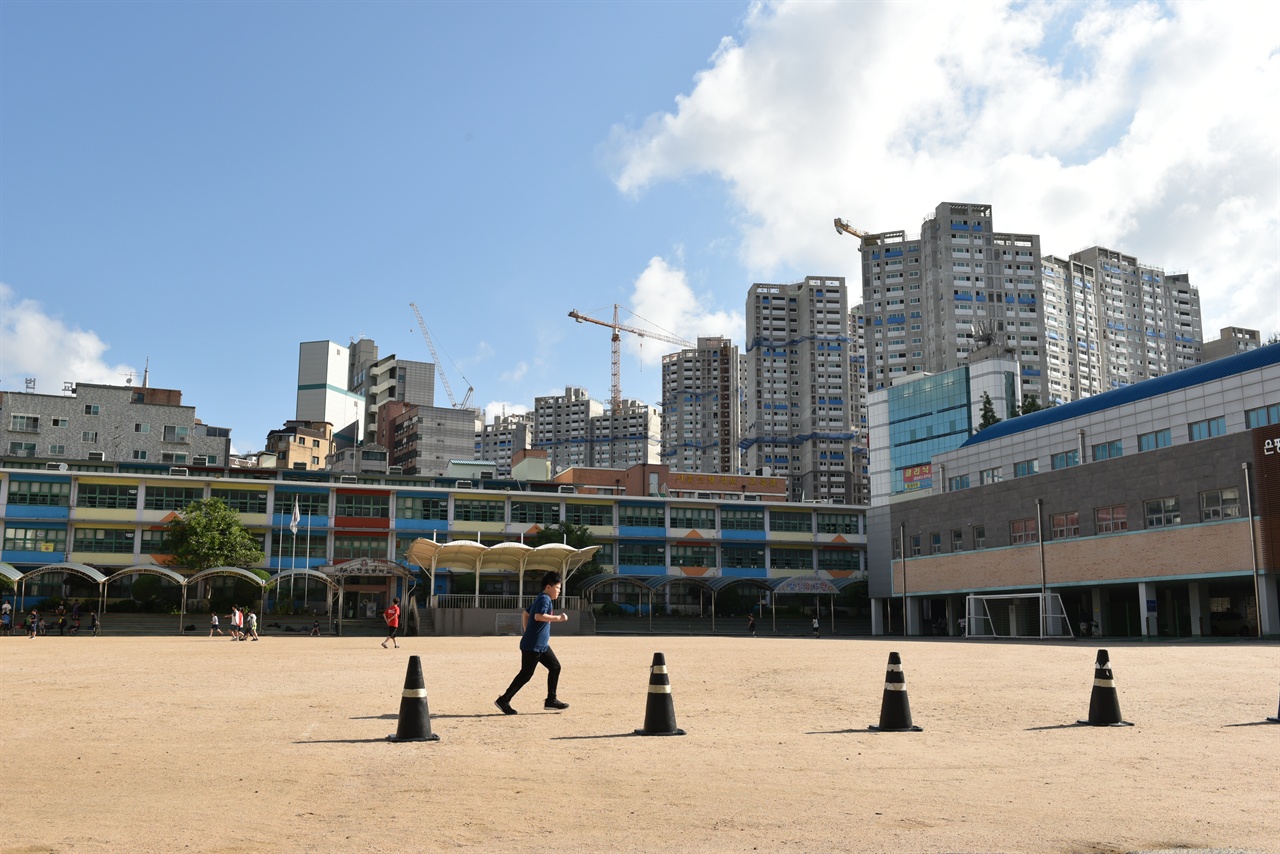 서울 은평초등학교 뒷편으로 보이는 재개발 공사 현장