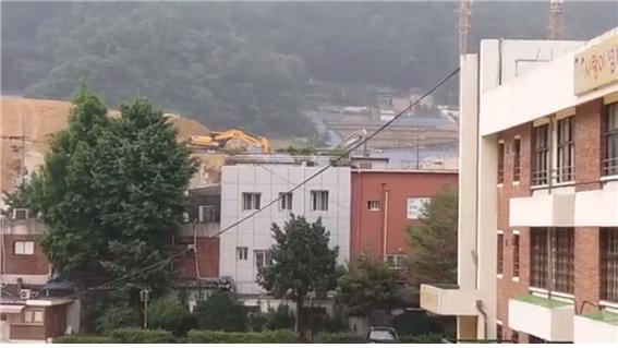 지난 7일 오전 8시쯤, 서울 은평초등학교 인근 재개발 공사 현장서 굴착기가 먼지 방지 대책 없이 작업하고 있다.