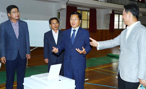  한경호 경남도지사 권한대행은 12일 지방선거 투표소 현장점검을 했다.