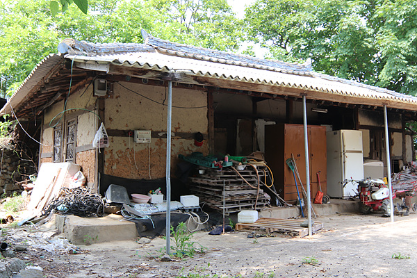  강제로 끌려가 빨치산이 됐다가 회문산에 있던 빨치산들이 지리산으로 이동하자 조당래(작고)씨가  방 구들장을 파고 열흘동안 숨었다가 살아난 산지기 집 모습. 산지기는 지게짐에 조씨를 숨기고 거름을 덮어 위장해 10여킬로미터를 운반해 살려줬다 