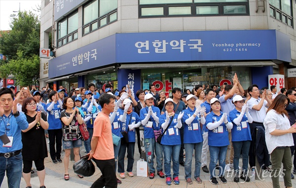더불어민주당 대전광역시당은 추미애 당대표가 참여한 가운데 12일 오후 대덕구 법동 보람아파트 앞 거리에서 선거운동 마지막날 총력 유세를 펼쳤다.