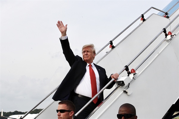 북미정상회담을 마친 트럼프 대통령이 12일 오후 싱가포르 파야레바 공군기지를 통해 출국하고 있다.